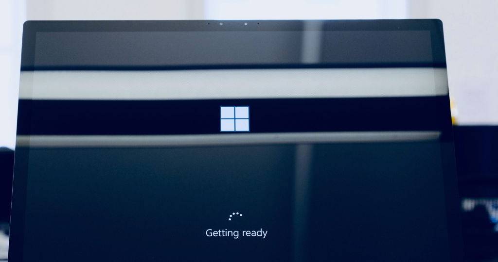 Un ordinateur Microsoft entrain de s'allumer.