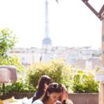Un groupe de femme face à un bar à jus de fruit Zespri, sur les toits de Paris