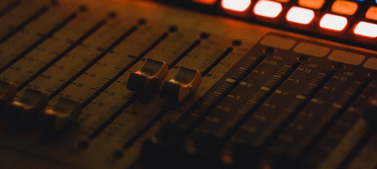La start-up Muzeek sort 2:55 le premier album réalisé par une AI Table de miwage