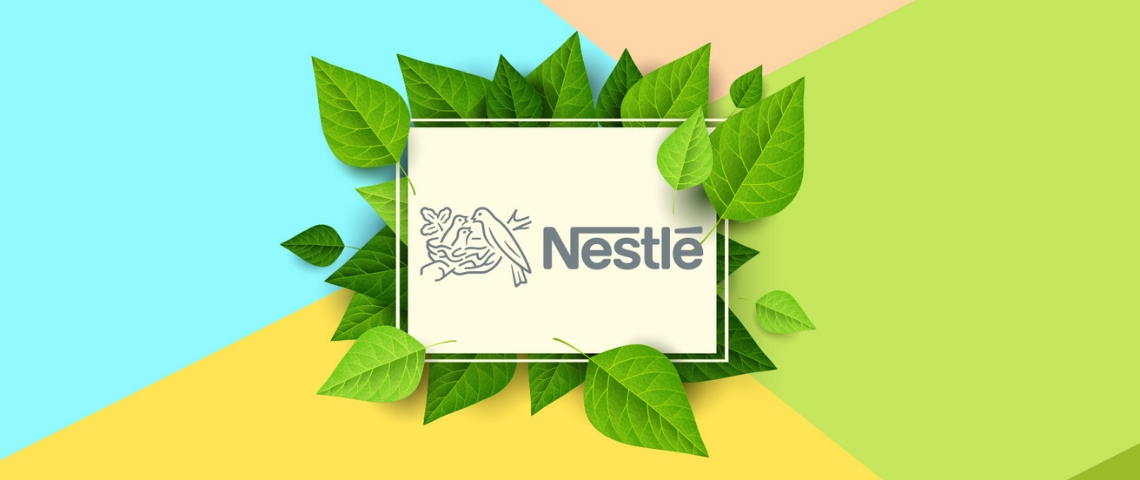 Nestlé adopte le Nutri-score Le logo Nestlé entouré de feuilles sur un fond coloré