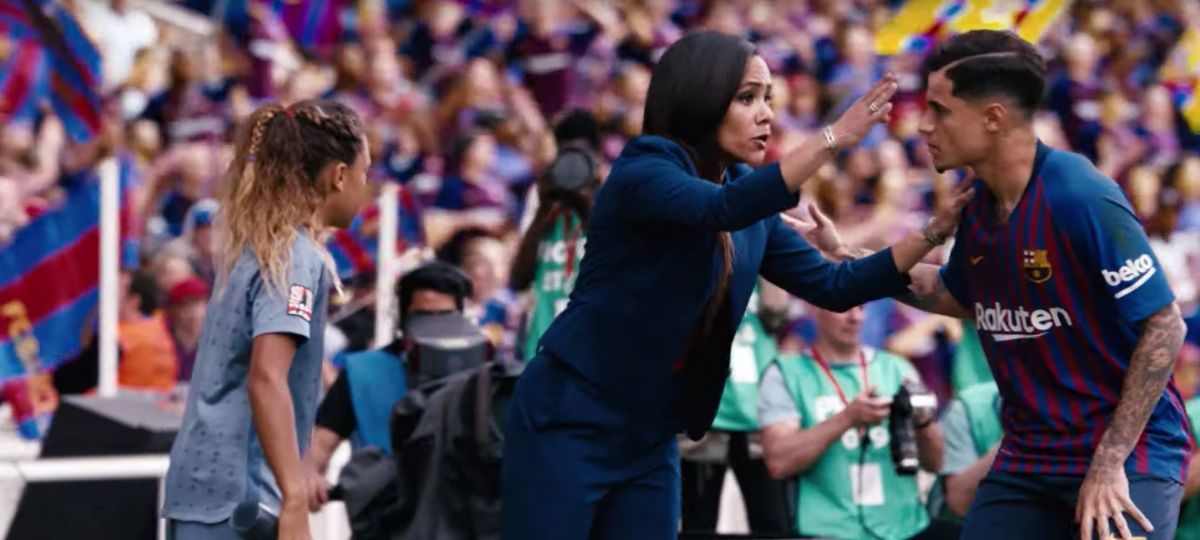 Nike célèbre les joueuses de football pour la coupe du monde Une jeune fille footballeuse se tient au coté d'une autre joueuse