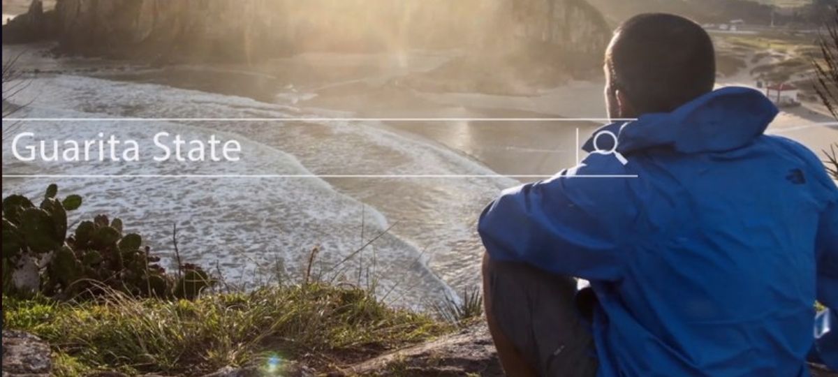 Bad Buzz : The North Face s’attire les foudres de Wikipedia Un homme assis, de dos, dans le nature, porte une veste The North Face