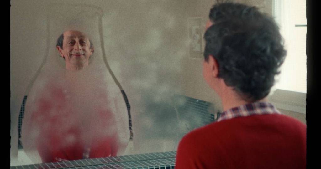 Un homme se tient devant son miroir