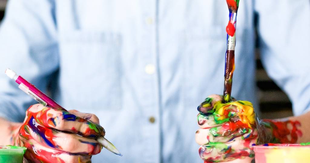 Google lance la plateforme Create with Google Un hommes avec de la peinture sur les mains