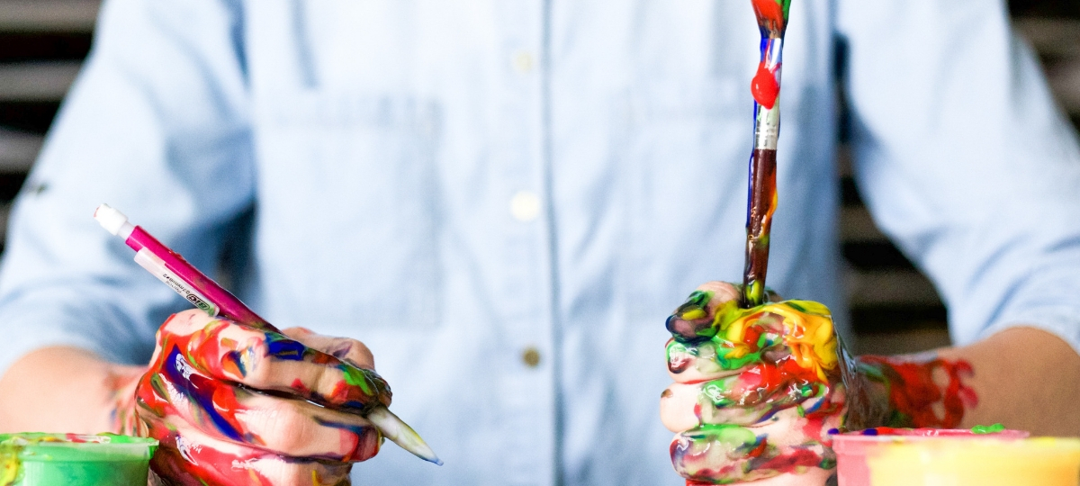 Google lance la plateforme Create with Google Un hommes avec de la peinture sur les mains