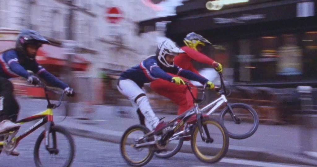 Campagne Paris 2024 Des hommes qui font du BMX dans les rues de Paris