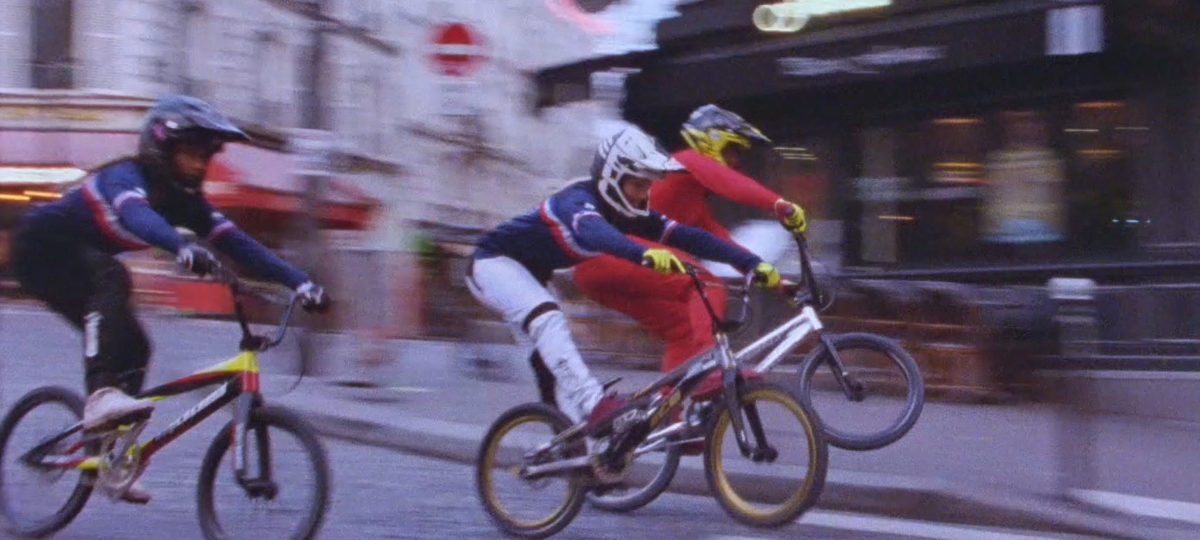 Campagne Paris 2024 Des hommes qui font du BMX dans les rues de Paris