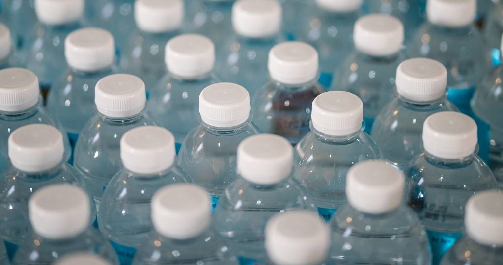 Des bouchons de bouteilles en plastique