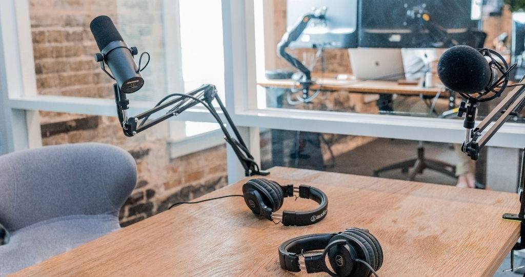 L'industrie du podcast devrait atteindre les 1 milliard de dollars en 2021 Une salle d'enregistrement de podcast