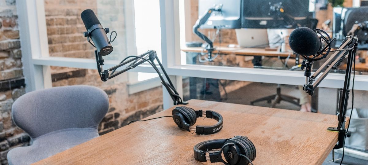 L'industrie du podcast devrait atteindre les 1 milliard de dollars en 2021 Une salle d'enregistrement de podcast