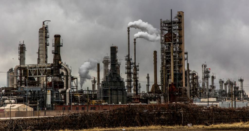 Une raffinerie de pétrole
