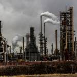 Une raffinerie de pétrole