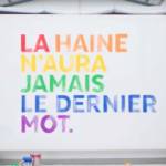 La phrase " La haine n'aura jamais le dernier mot" au couleur de l'arc-en-ciel