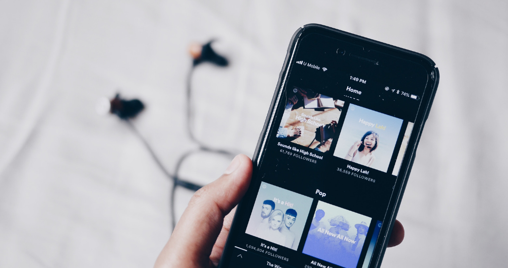 Un smartphone sur la plateforme Spotify