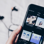 Un smartphone sur la plateforme Spotify