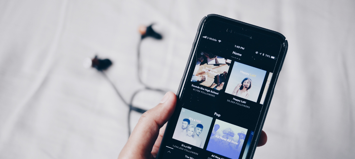 Spotify considère qu'il a verser trop de royalties à ses artistes Un smartphone sur la plateforme Spotify