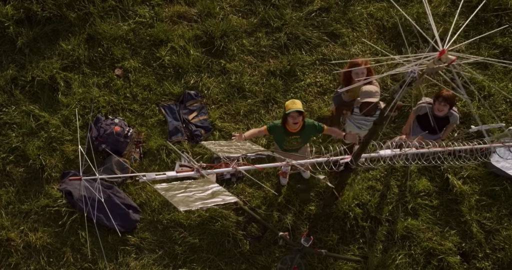 « Stranger Things 3 : The Game » Personnages de la série Netflix dans un terrain vague. Extrait de la saison 3