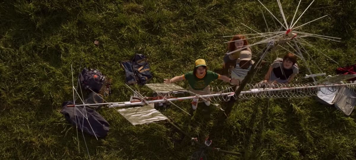 « Stranger Things 3 : The Game » Personnages de la série Netflix dans un terrain vague. Extrait de la saison 3