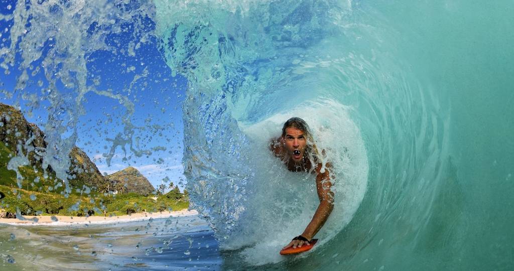 Comment faire un bon web magazine ?  Un homme en train de surfer dans un rouleau