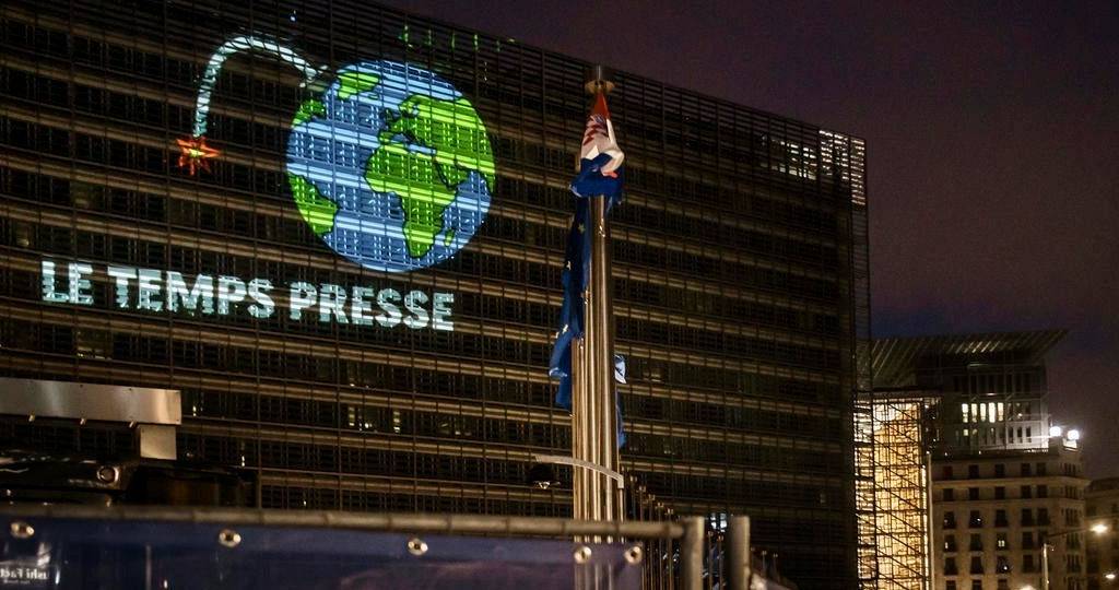 Greenpeace sonne l'alarme sur la façade de la Commission européenne