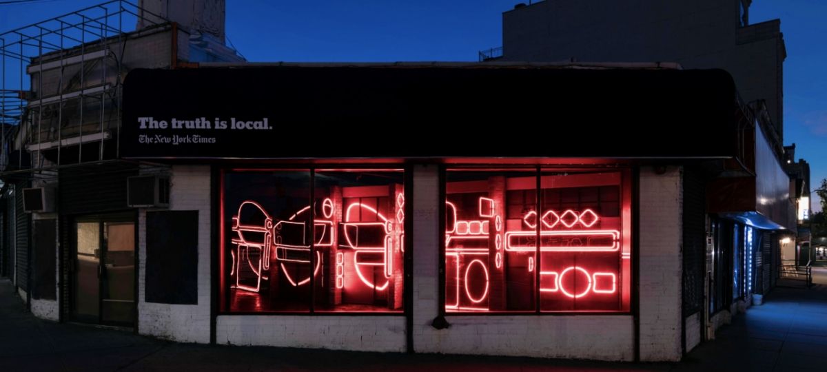 The New York Times fait prendre vie à ses articles dans les rues de New York Une habitation dans New York remplie de néons rouges