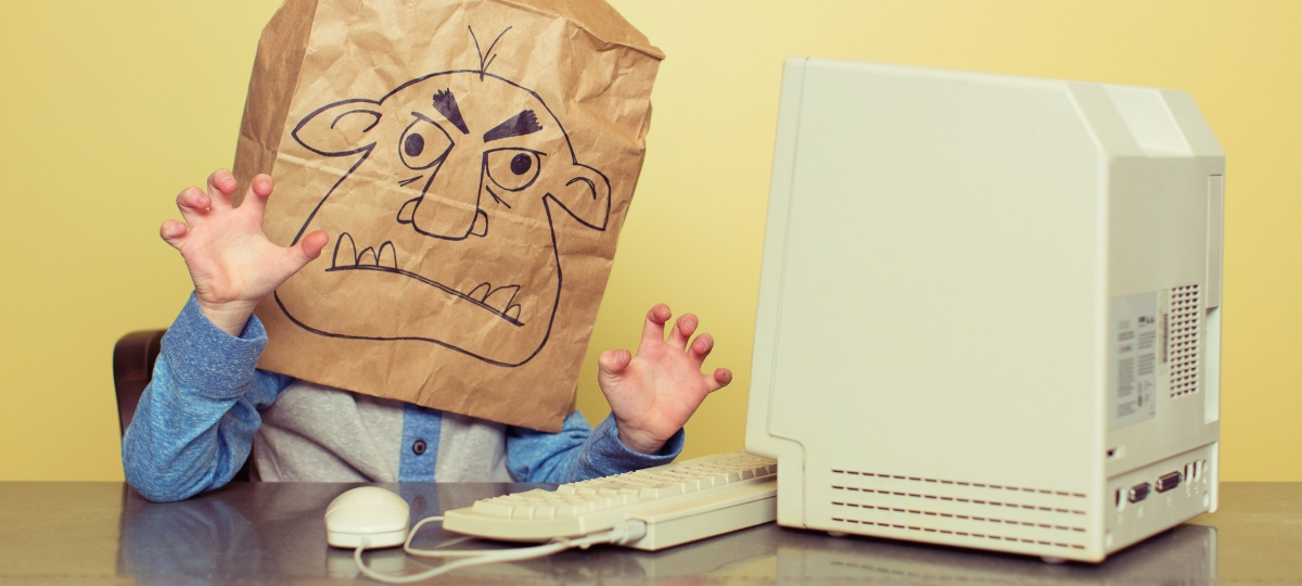 Facebook accepte de collaborer avec la justice française Un enfant devant un ordinateur avec un sac sur la tête