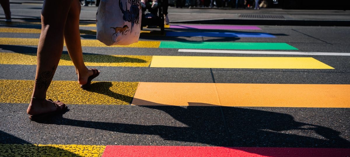 « Soyons Sérieux ! » : le premier dispositif de sensibilisation d'inclusion LGBTQ au travail Une femme passe sur un passage piéton aux couleurs du drapeau de la communauté LGBT+