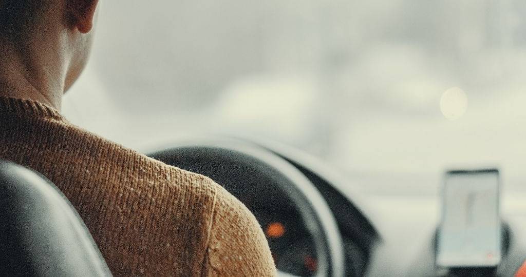Vu de dos un chauffeur de VTC