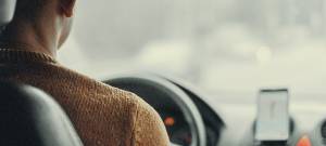 Vu de dos un chauffeur de VTC