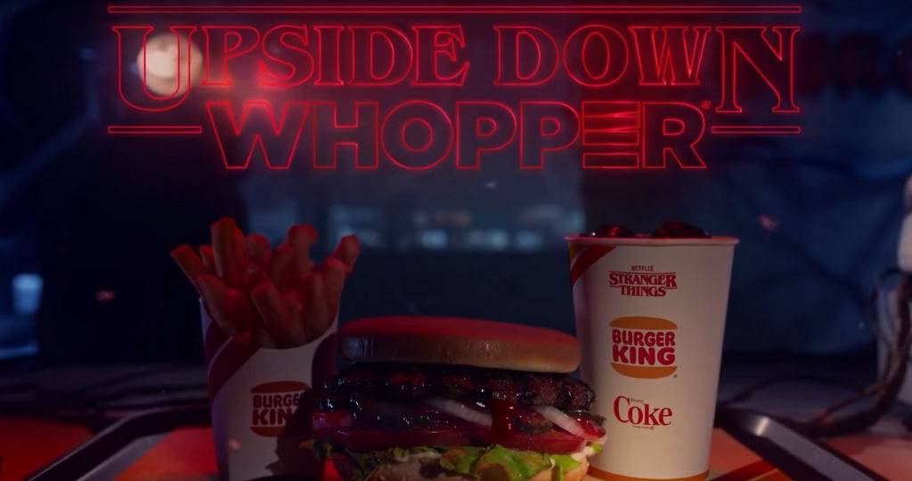 Burger posé sur un plateau de restaurant Burger King