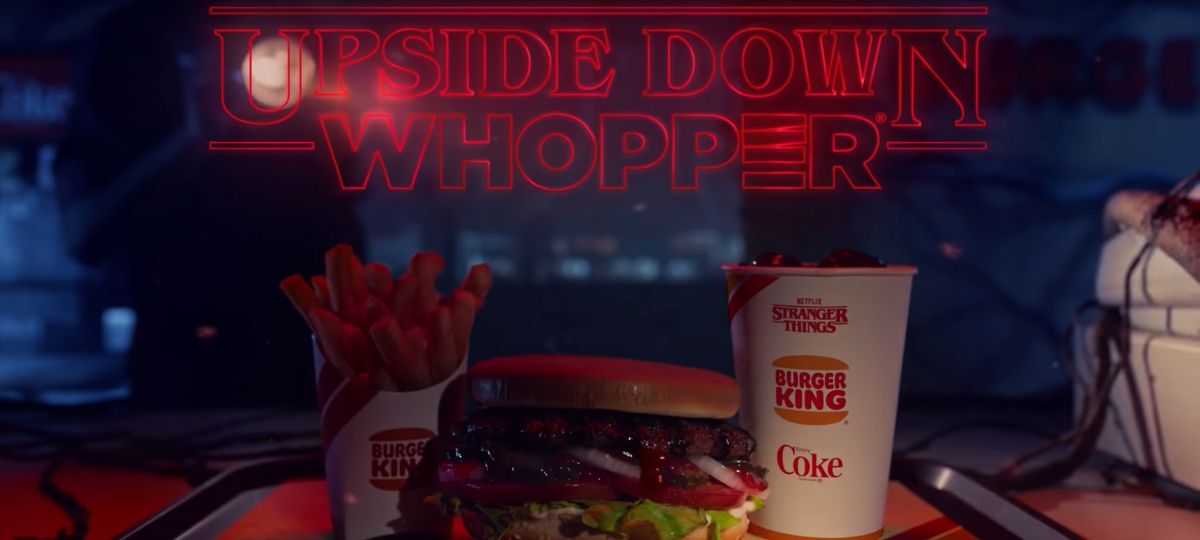 Burger King lance des Upside Down Whoppers dans onze restaurants Burger posé sur un plateau de restaurant Burger King