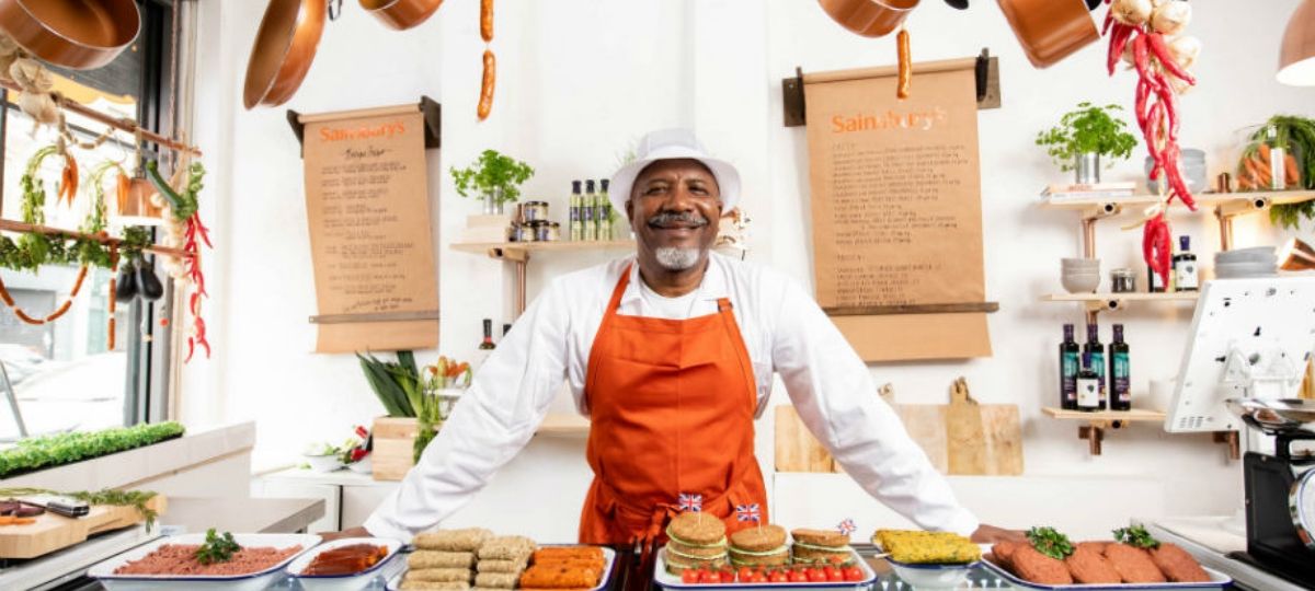 Sainsbury's ouvre la première boucherie vegan au Royaume-Uni Un boucher Sainsbury's se tient devant son étalage de viande à base végétale