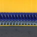 Des chariots bleus et jaunes, de l'enseigne américaine Walmart