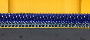Des chariots bleus et jaunes, de l'enseigne américaine Walmart
