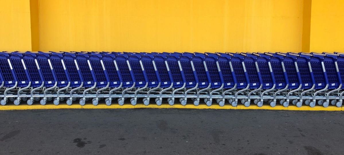 Walmart concurrence Amazon en lançant son service de livraison illimité Des chariots bleus et jaunes, de l'enseigne américaine Walmart