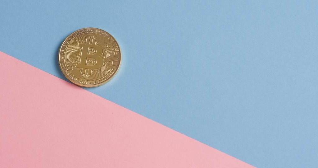 bitcoin sur fond bleu et rose