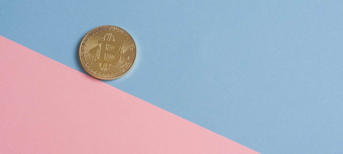 Xavier Niel investi dans la cryptomonnaie Facebook bitcoin sur fond bleu et rose