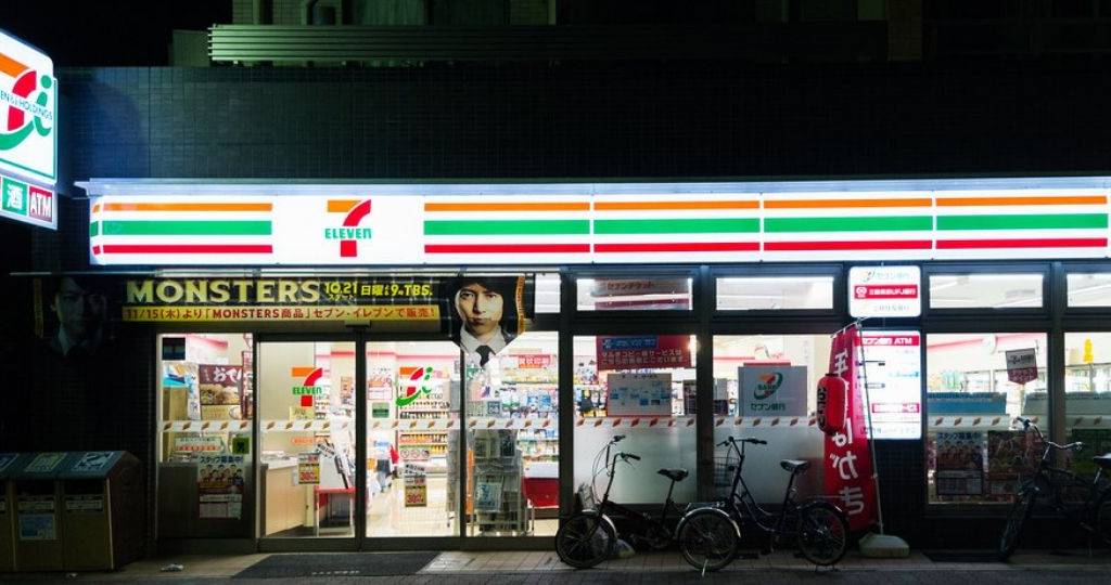 7-Eleven Japan suspend son application mobile après un piratage informatique Le devant d'un point de vente 7 Eleven, au Japon