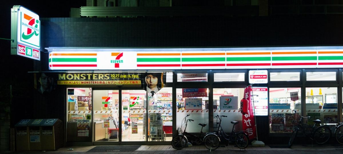 7-Eleven Japan suspend son application mobile après un piratage informatique Le devant d'un point de vente 7 Eleven, au Japon