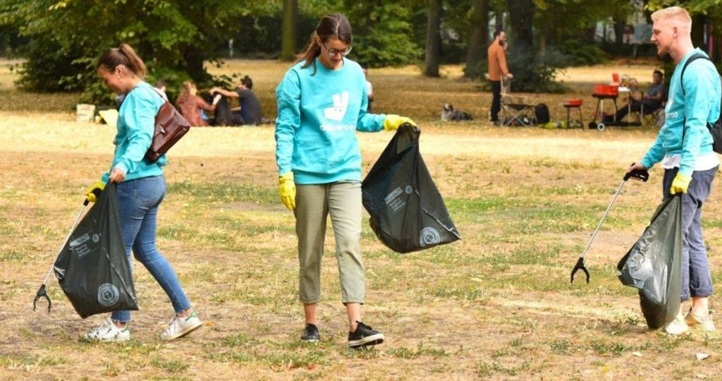 De jeunes personnes ramassent des déchets dans un parc