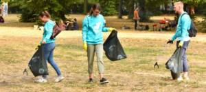 De jeunes personnes ramassent des déchets dans un parc