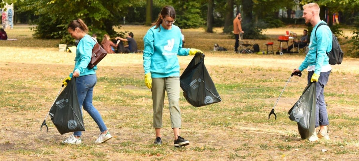 Deliveroo incite les parisiens au « plogging » cet été De jeunes personnes ramassent des déchets dans un parc