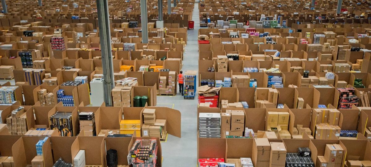 Pendant les Amazon Pride Day, des employés font grèves Un entrepôts de livraison Amazon