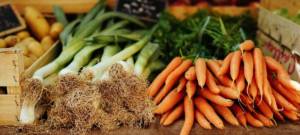 Un étalage de légumes, composé de carotte et de poireaux