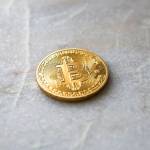 Une pièce de Bitcoin sur le sol