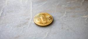 Une pièce de Bitcoin sur le sol
