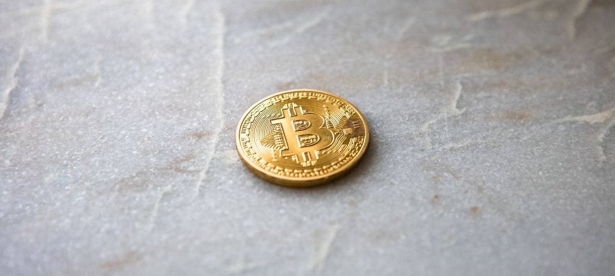Le Bitcoin consomme autant d'énergie que la Suisse Une pièce de Bitcoin sur le sol