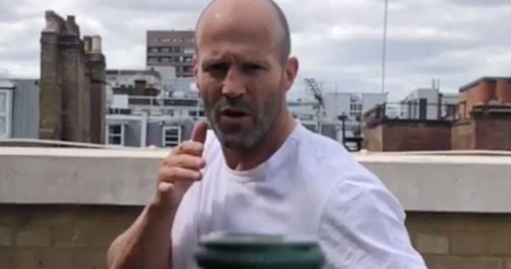 Jason Statham réalisant le challenge d'ouvrir une bouteille à coup de pied
