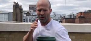 Jason Statham réalisant le challenge d'ouvrir une bouteille à coup de pied