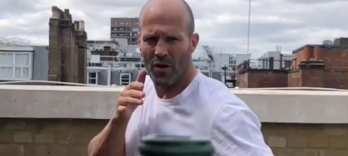 Jason Statham, Diplo ou Booba, le #BottleCapChallenge affole la toile Jason Statham réalisant le challenge d'ouvrir une bouteille à coup de pied